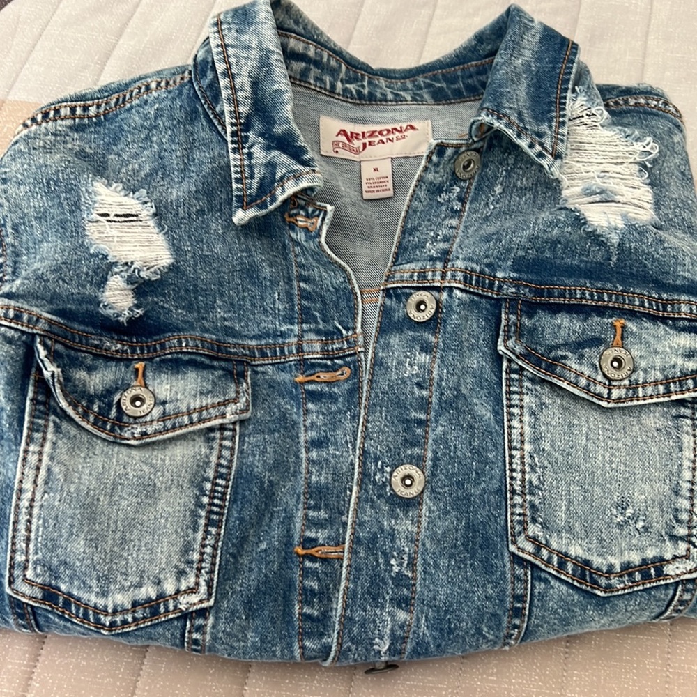 (ARIZONA
The original Jean co)women’s new style jeans jacket size XL never worn